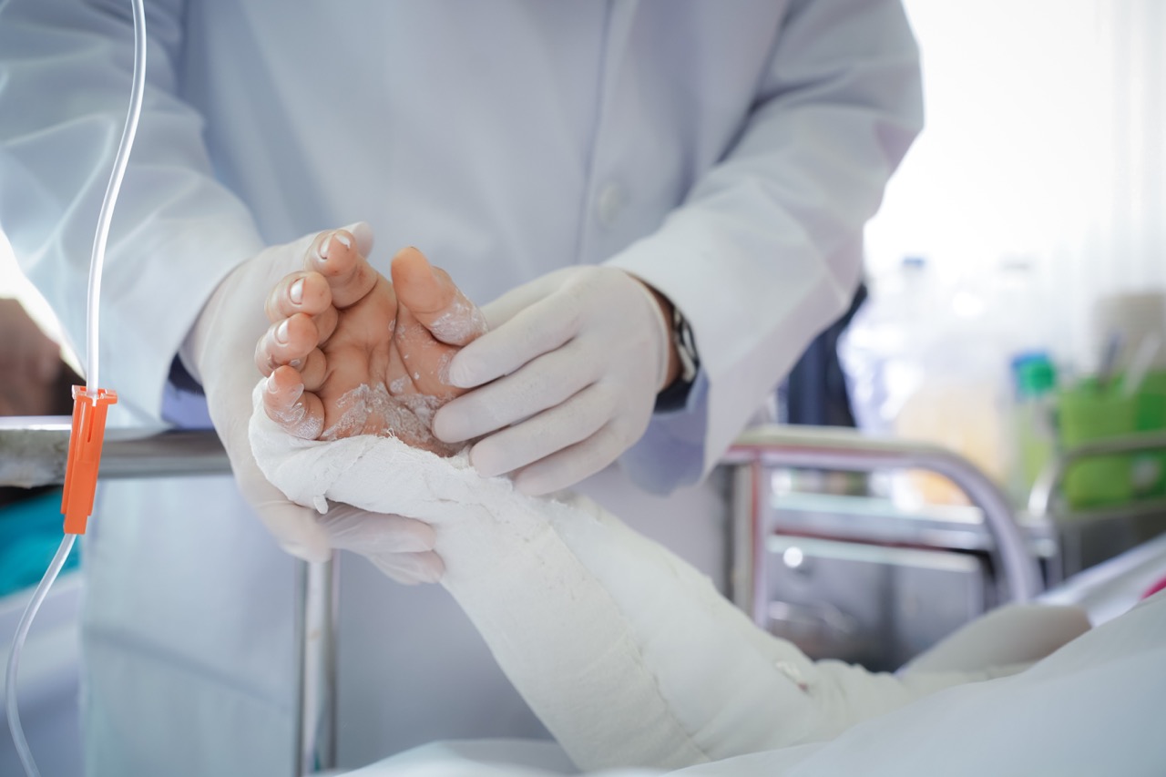 Los pacientes con accidentes traumaticos estan siendo tratados activamente por los medicos. Imagen de la BVCC