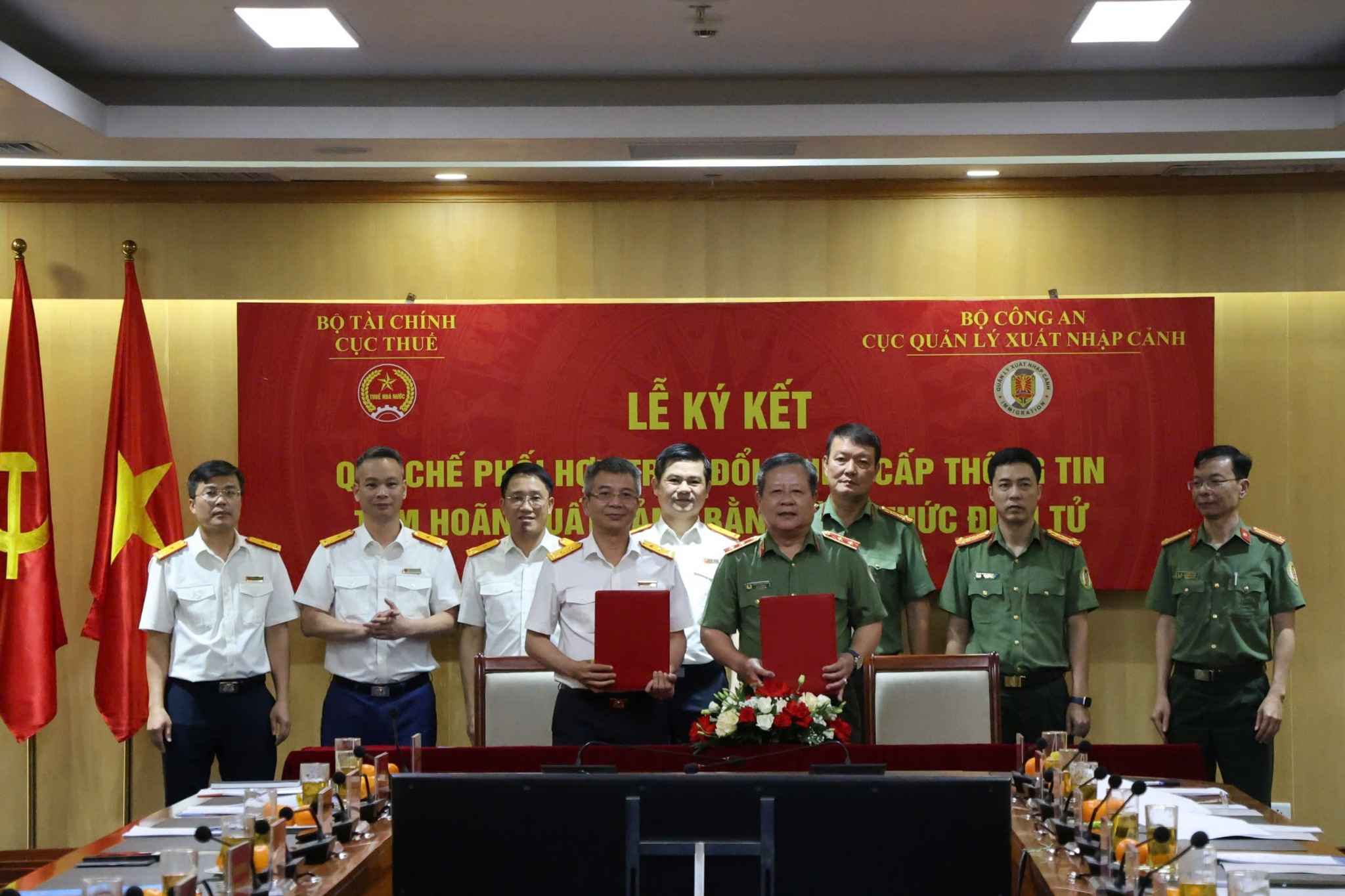 The signing ceremony of the Regulation coordinates the exchange and provision of information on temporary suspension of exit in electronic form between the Tax Department and the Immigration Department. Photo: Tax Department