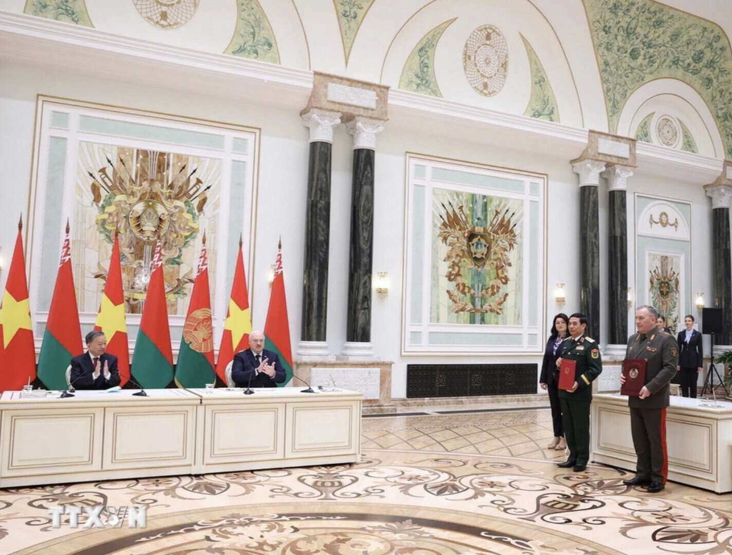 General Secretary To Lam and President of the Republic of Belarus Aleksandr Lukashenko witnessed the handover ceremony of cooperation documents. Photo: VNA