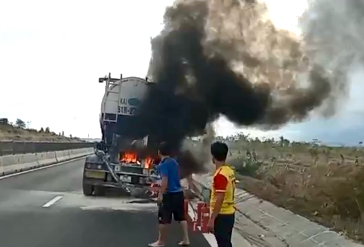 Thoi diem lua boc chay o phan sau ro-mooc xe dau keo tren cao toc Vinh Hao - Phan Thiet. Anh: Pham Duy
