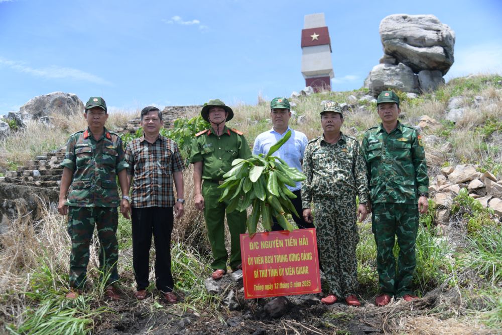 Kien Giang Provincial Party Secretary Nguyen Tien Hai planted a souvenir tree at the A1 facility on Hon Nhan, in Tho Chau island commune. Photo: Phuong Vu