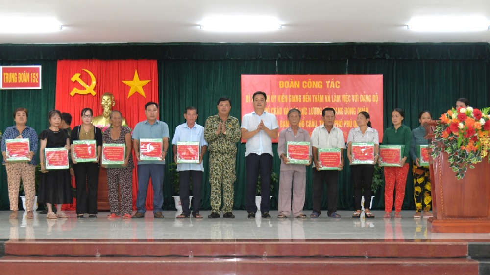 Nhan dip nay, doan cong tac tang qua cac don vi dang dong quan tren dao cung 6 gia dinh nguoi co cong voi cach mang, 6 ho ngheo, can ngheo tren dia ban xa. Anh: Phuong Vu