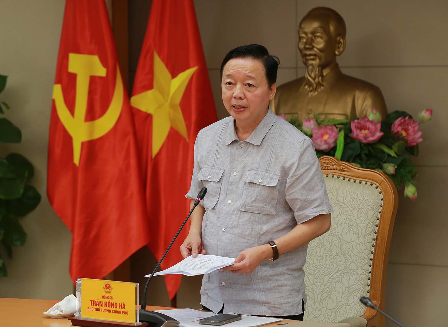 Deputy Prime Minister Tran Hong Ha said that if decentralization and delegation of authority are based on paperwork and travel many times, it will be very harsh. Photo: VGP/Minh Khoi.