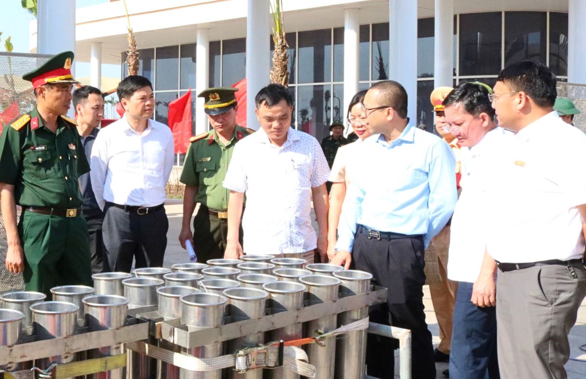 El jefe de la inspeccion naval fue atacado por los fuegos artificiales. Imagen de la pagina web de la Universidad de Hong Kong