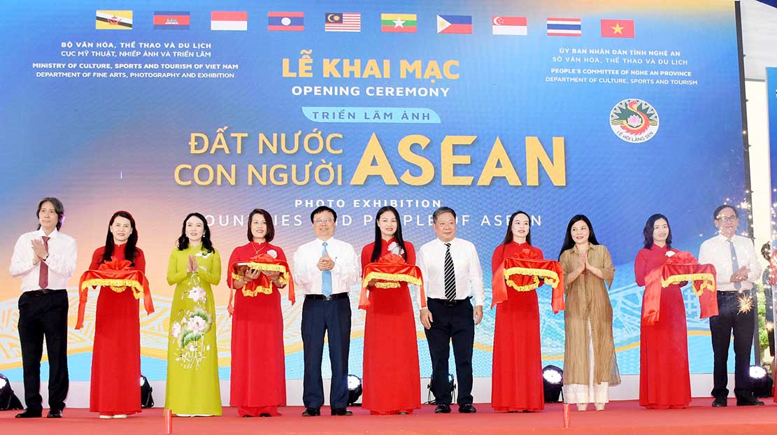 Cac dai bieu cat bang khai mac trien lam. Anh: Tu Thanh