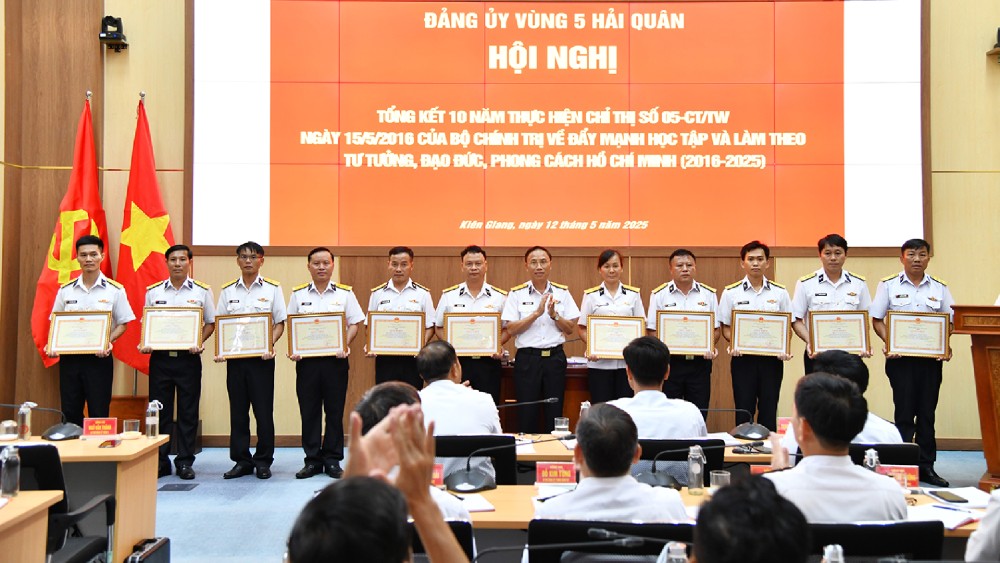 El Coronel Ngo Van Thanh - Comite de la 5a Division de la Armada Regional otorga premios a los individuos. Imagen de la pagina web de la organizacion