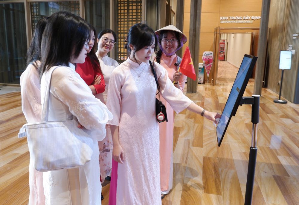 Da Nang Museum pioneers in applying "talking with AI" technology. Photo: Tran Thi