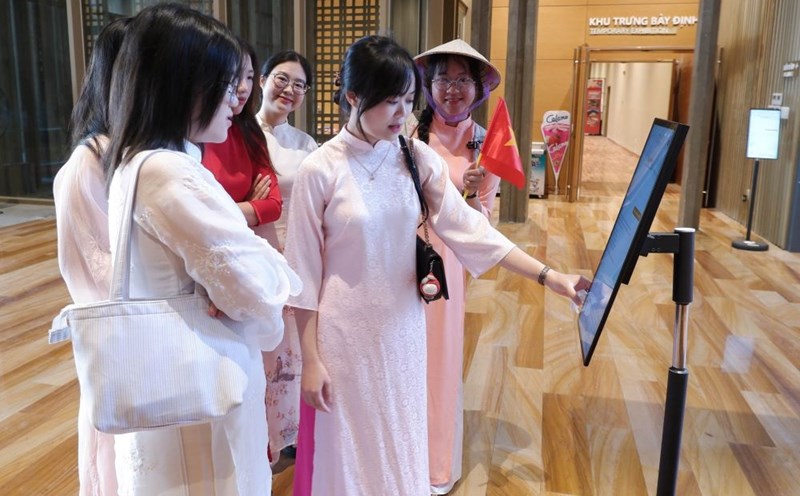 Da Nang Museum pioneers in applying "talking with AI" technology. Photo: Tran Thi