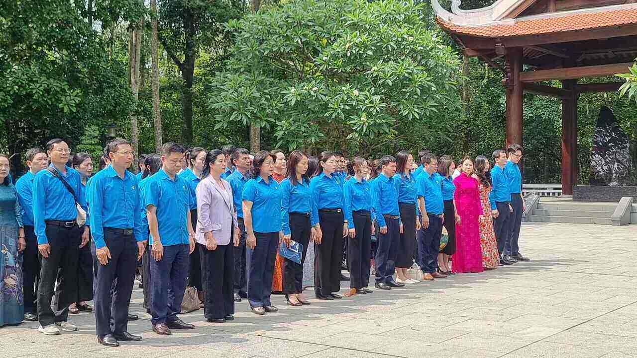 The group offered incense and reported the offering of thanks to Uncle Ho at the K9 Relic Site. Photo: Manh Quan