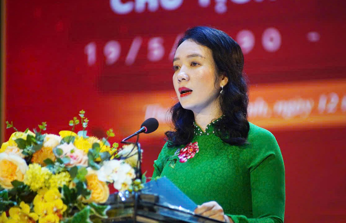 El director del Departamento de Cultura, Deportes y Turismo de An Tran Thi My Hanh hablo en la ceremonia de inauguracion de la Semana de Cine conmemorativa del 135 aniversario del nacimiento de Tio Ho. Imagen: El diamante ingles