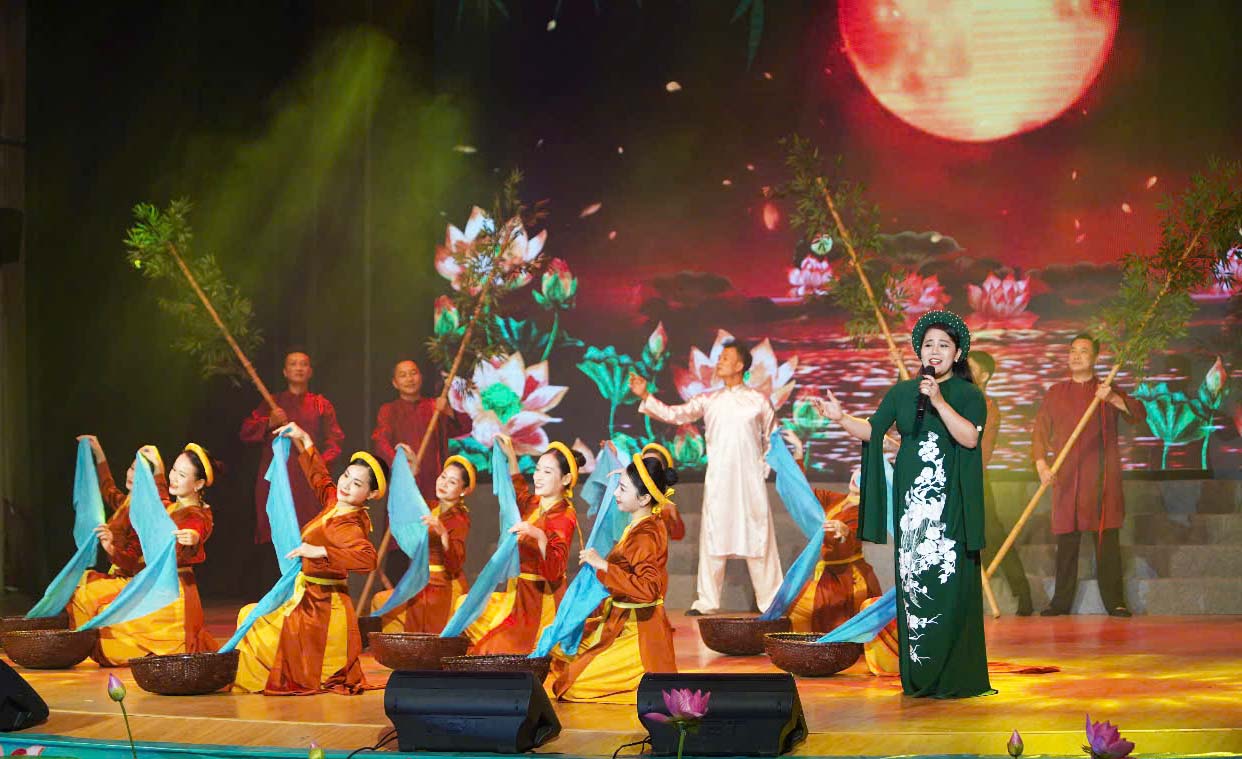 Chuong trinh van nghe chao mung tai su kien. Anh: Ngoc Anh