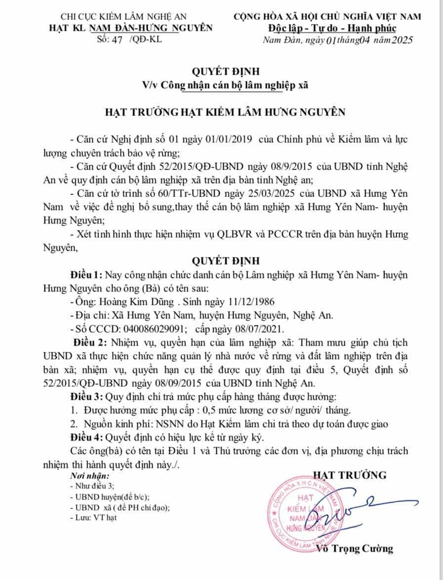 Quyet dinh cua Hat Kiem lam Hung Nguyen cong nhan ong Hoang Kim Dung la can bo lam nghiep xa Hung Yen Nam. Anh: Ngoc Anh
