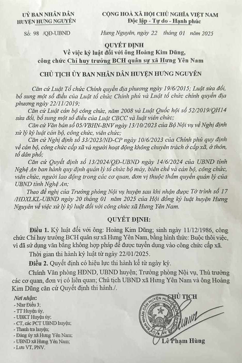 Quyet dinh ky luat buoc thoi viec doi voi ong . Anh: Hai Dang