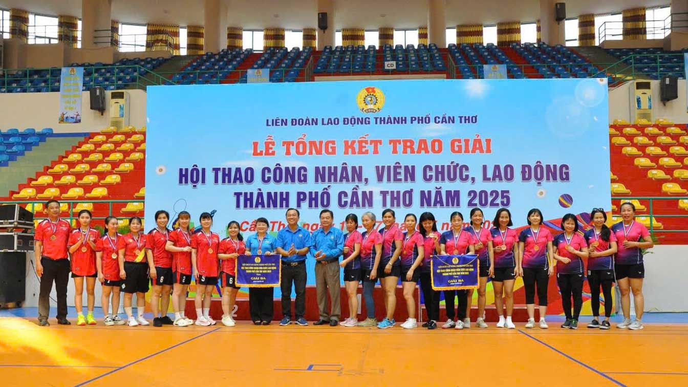 Lanh dao LDLD TP Can Tho trao giai cho cac ca nhan, tap the dat giai tai hoi thao. Anh: LDLD TP Can Tho