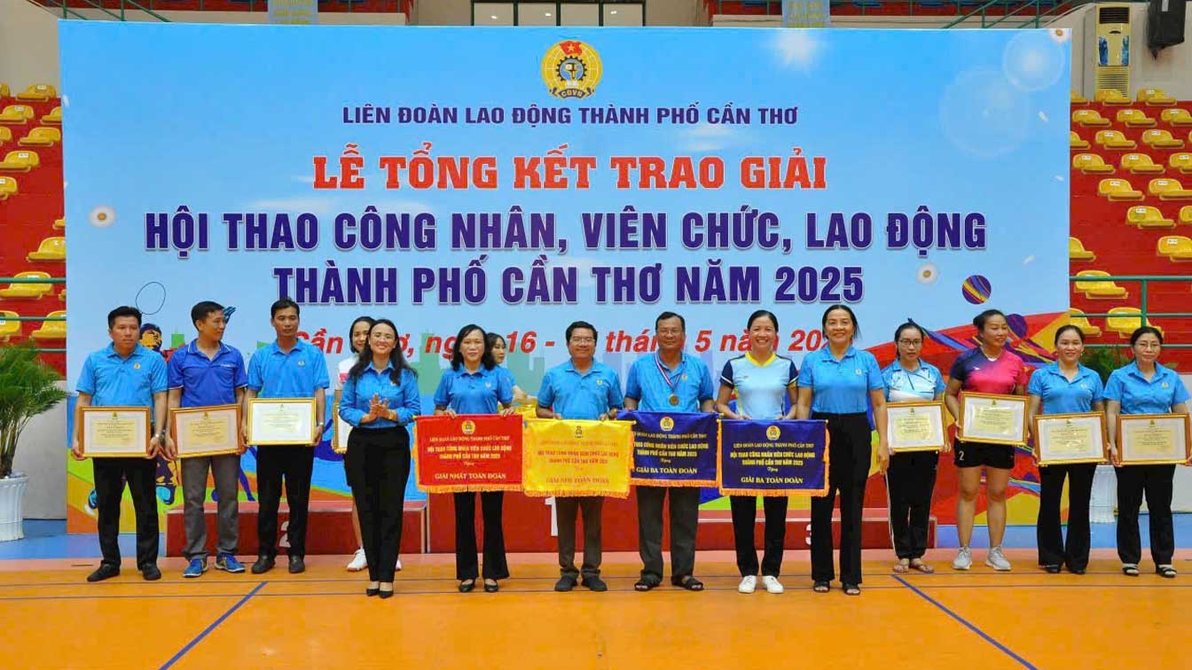 Lanh dao LDLD TP Can Tho trao giai Nhat, Nhi va Ba toan doan cho cac don vi tham gia. Anh: LDLD TP Can Tho