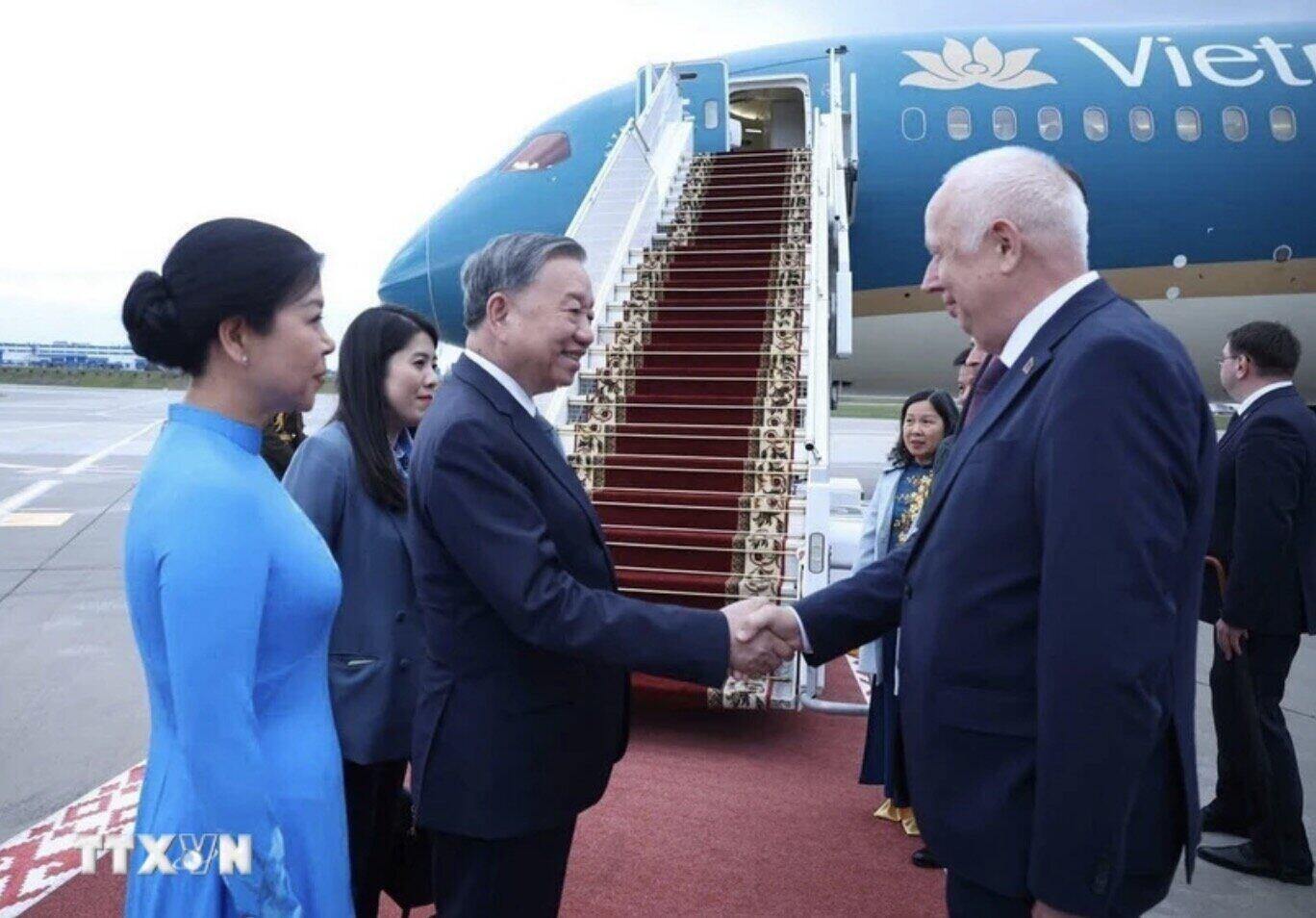 Deputy Prime Minister of Belarus Anatoly Sivak greeted General Secretary To Lam and his wife at Minsk International Airport. Photo: VNA
