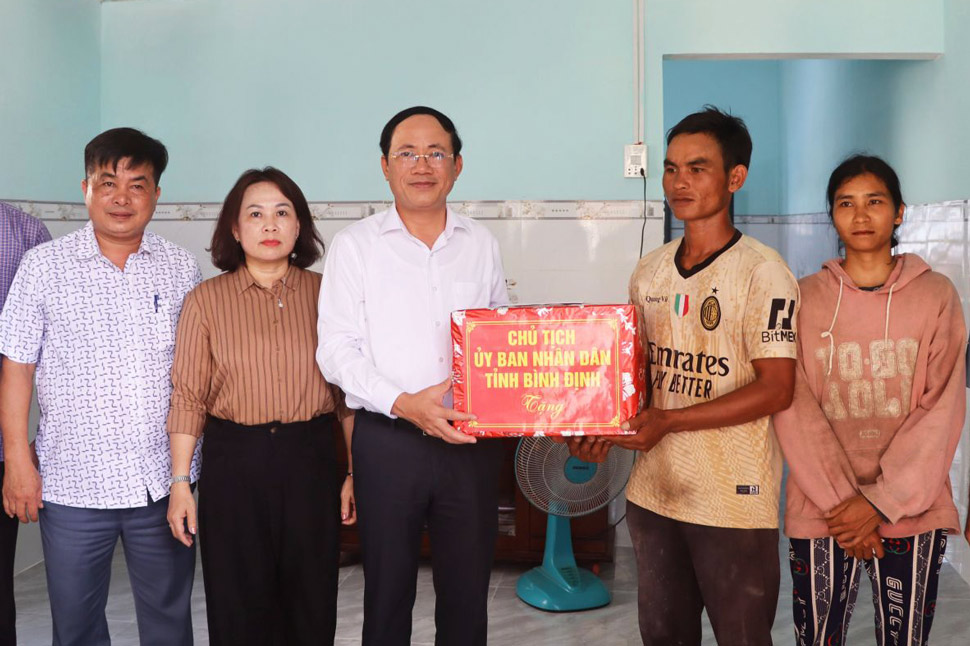 Chairman of Binh Dinh Provincial People's Committee Pham Anh Tuan visited and congratulated households in Van Canh district on having new housing. Photo: Trang Le