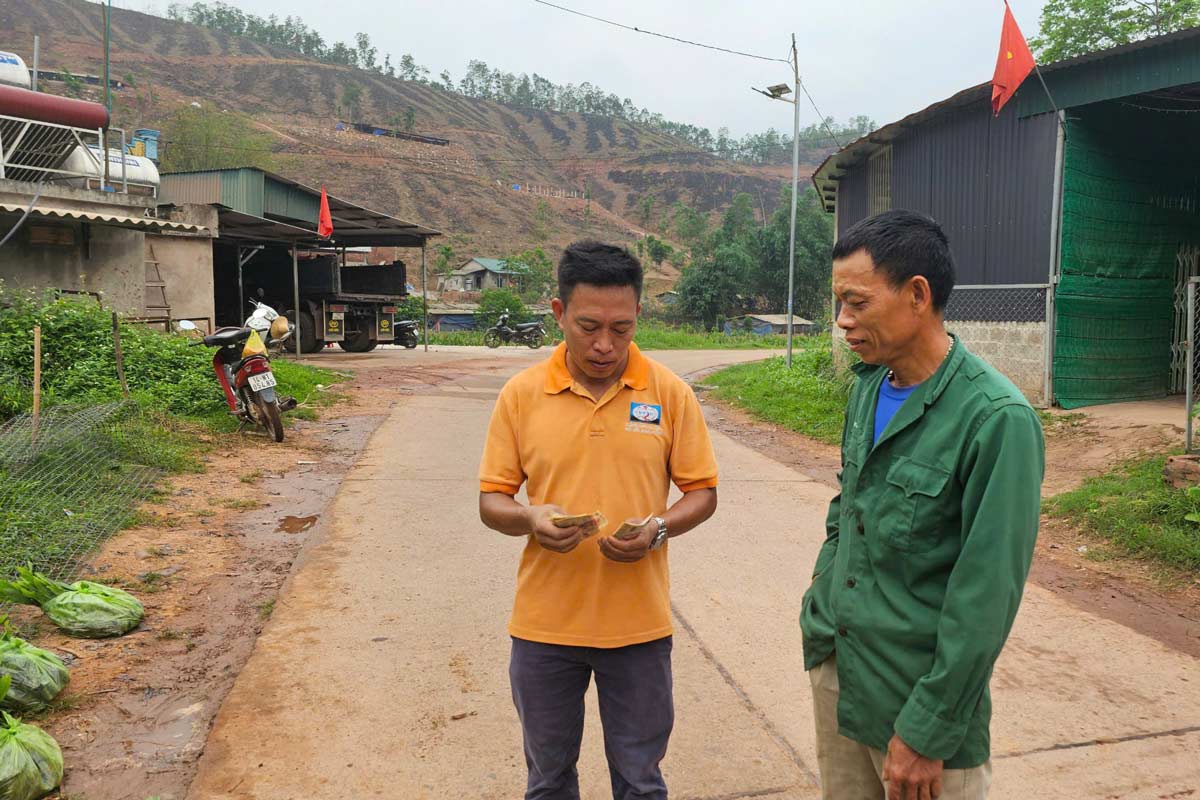 Mr. Tri Tac Xinh (right) (51 years old, Co Muoi - Khe Lieng village, Ha Lau commune, Tien Yen district, Quang Ninh) paid for seedlings for the garden owner. Photo: Doan Hung