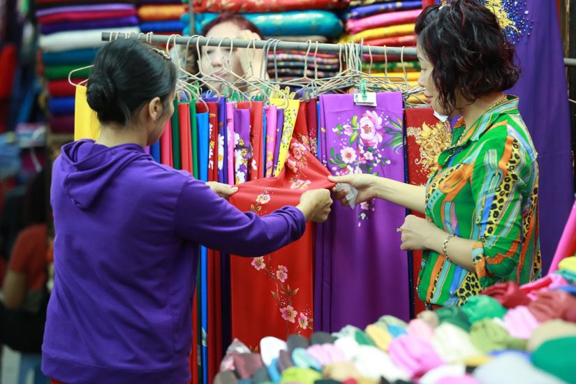 Reducing VAT helps stimulate consumption and boost production. Photo: Hai Nguyen