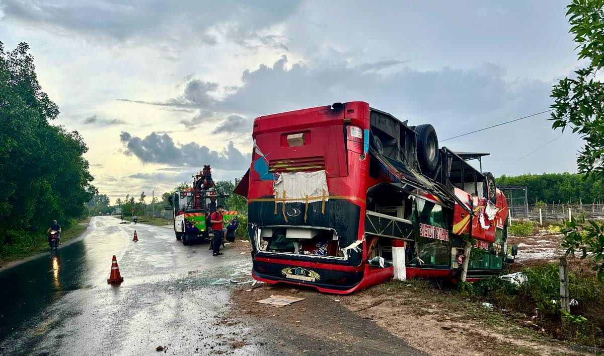 Hien truong xe khach lat tren Quoc lo 55. Anh: Duy Tuan