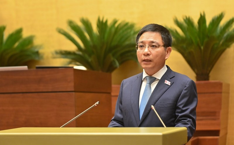 Minister of Finance Nguyen Van Thang presented the draft Resolution on piloting a number of specific mechanisms and policies for the development of Hai Phong City. Photo: Pham Dong