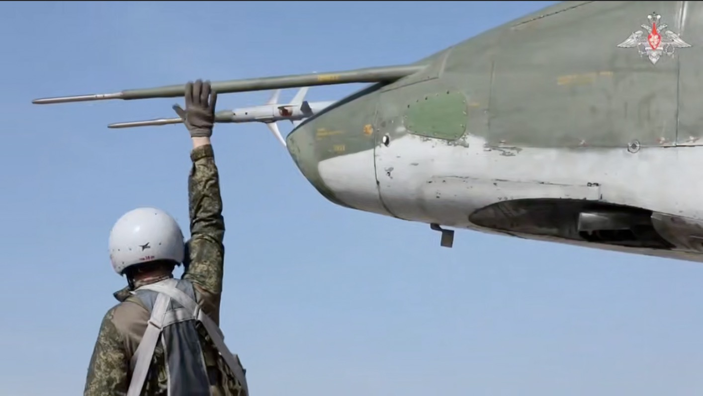 El piloto ruso revisa el Su-25 antes de comenzar el ataque. Imagen: cortada de un video del Ministerio de Defensa ruso