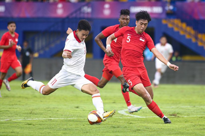 El delantero Nguyen Thanh Nhan (camiseta blanca) en la camiseta de los U22 de Vietnam. Imagen de la pelicula