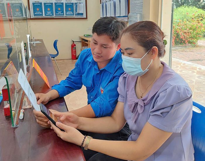 El secretario de la comunidad de la ciudad de Van Duong (TP Bac Ninh) Nguyen Van Thanh, instruyo a la gente a instalar la aplicacion VNeID. Imagen: La escuela