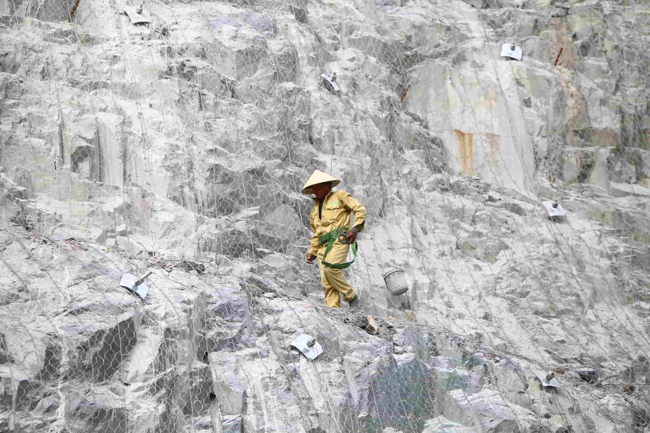 The locality has proposed many solutions to ensure labor safety at construction sites in Khanh Hoa. Photo: Binh Quy