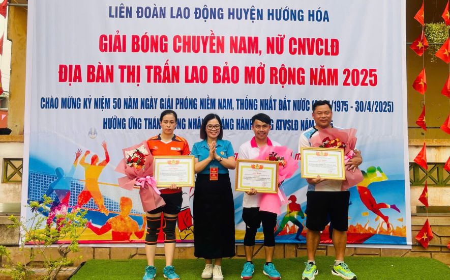 El equipo de futbol de la region de Hokkaido organizo un torneo de voleibol masculino y femenino para los trabajadores y premio a la unidad ganadora. Imagen de la pagina web de la organizacion