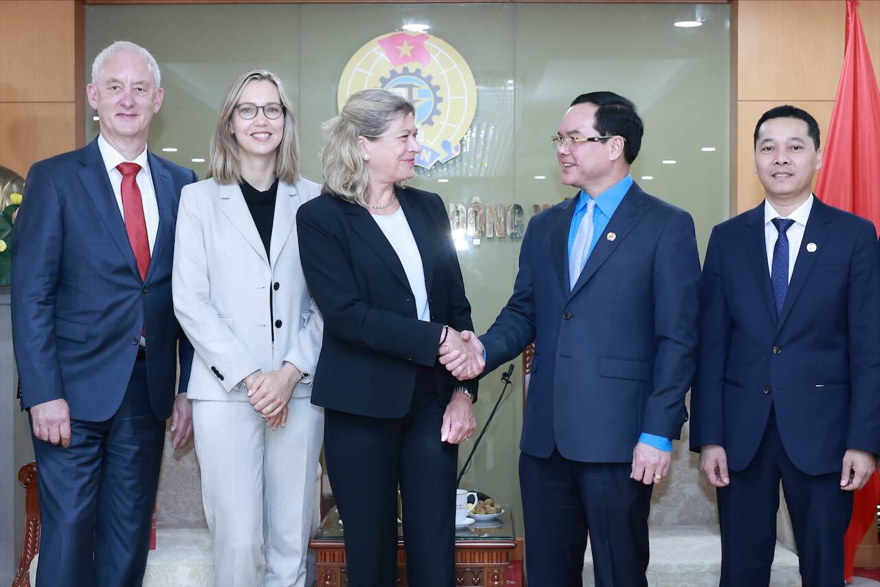 Lãnh đạo Viện FES cam kết tiếp tục hỗ trợ Tổng Liên đoàn Lao động Việt Nam trong nhiều lĩnh vực. Ảnh: Hải Nguyễn 