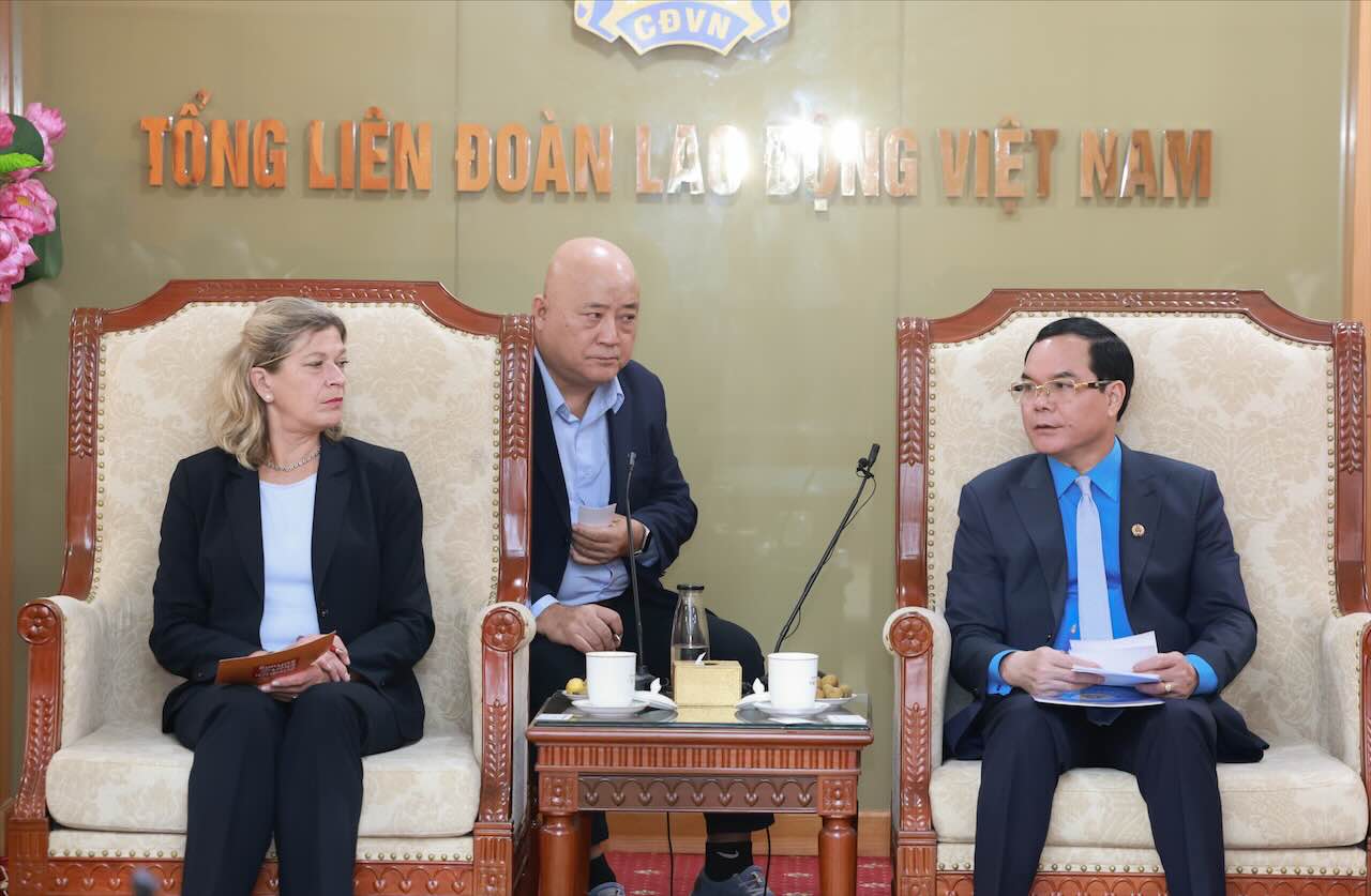  Chủ tịch Tổng Liên đoàn Lao động Việt Nam Nguyễn Đình Khang trao đổi tại buổi tiếp. Ảnh: Hải Nguyễn 