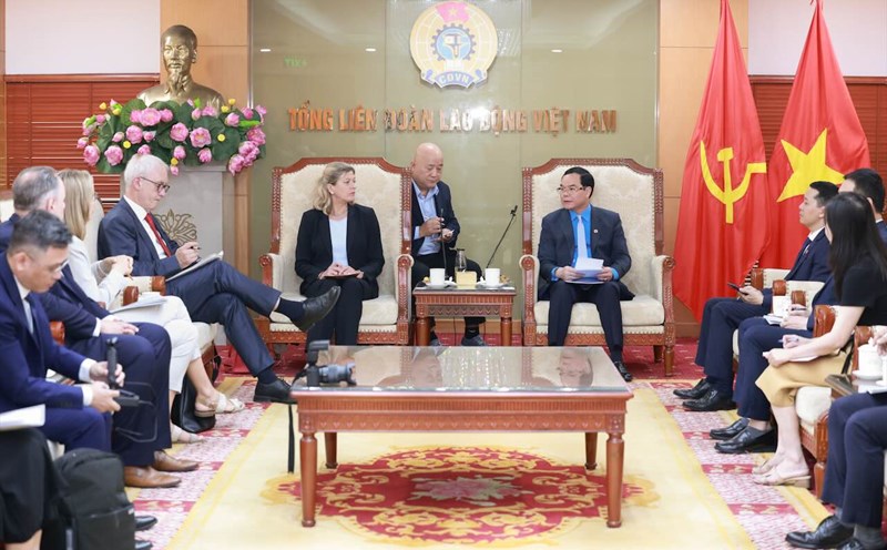 President of the Vietnam General Confederation of Labor Nguyen Dinh Khang received the leaders of the FES Institute. Photo: Hai Nguyen