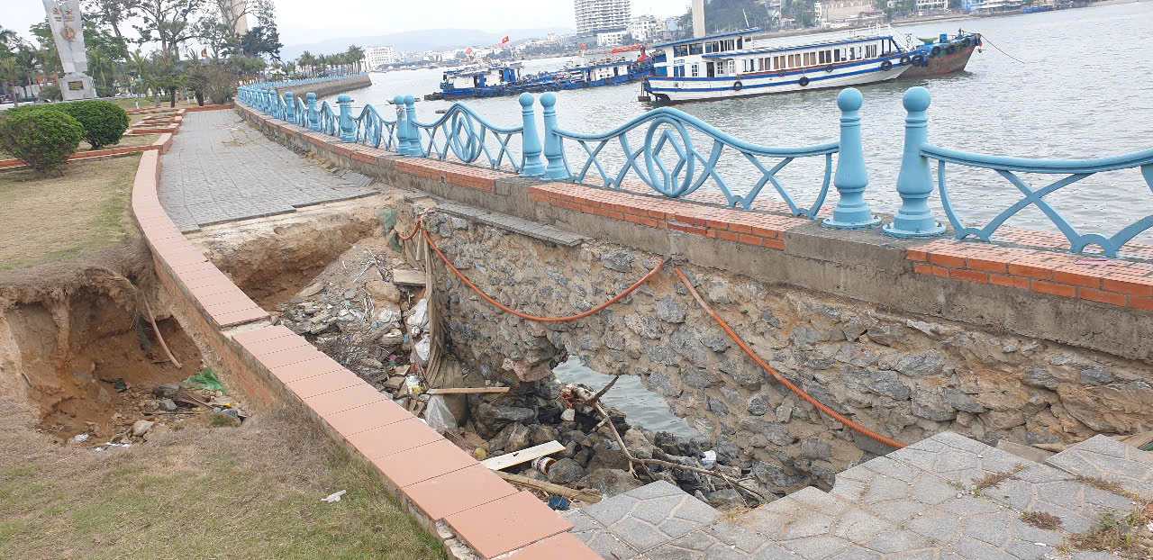 Một vị trí lún sụt sâu và thông ra vịnh Hạ Long. Ảnh: Nguyễn Hùng