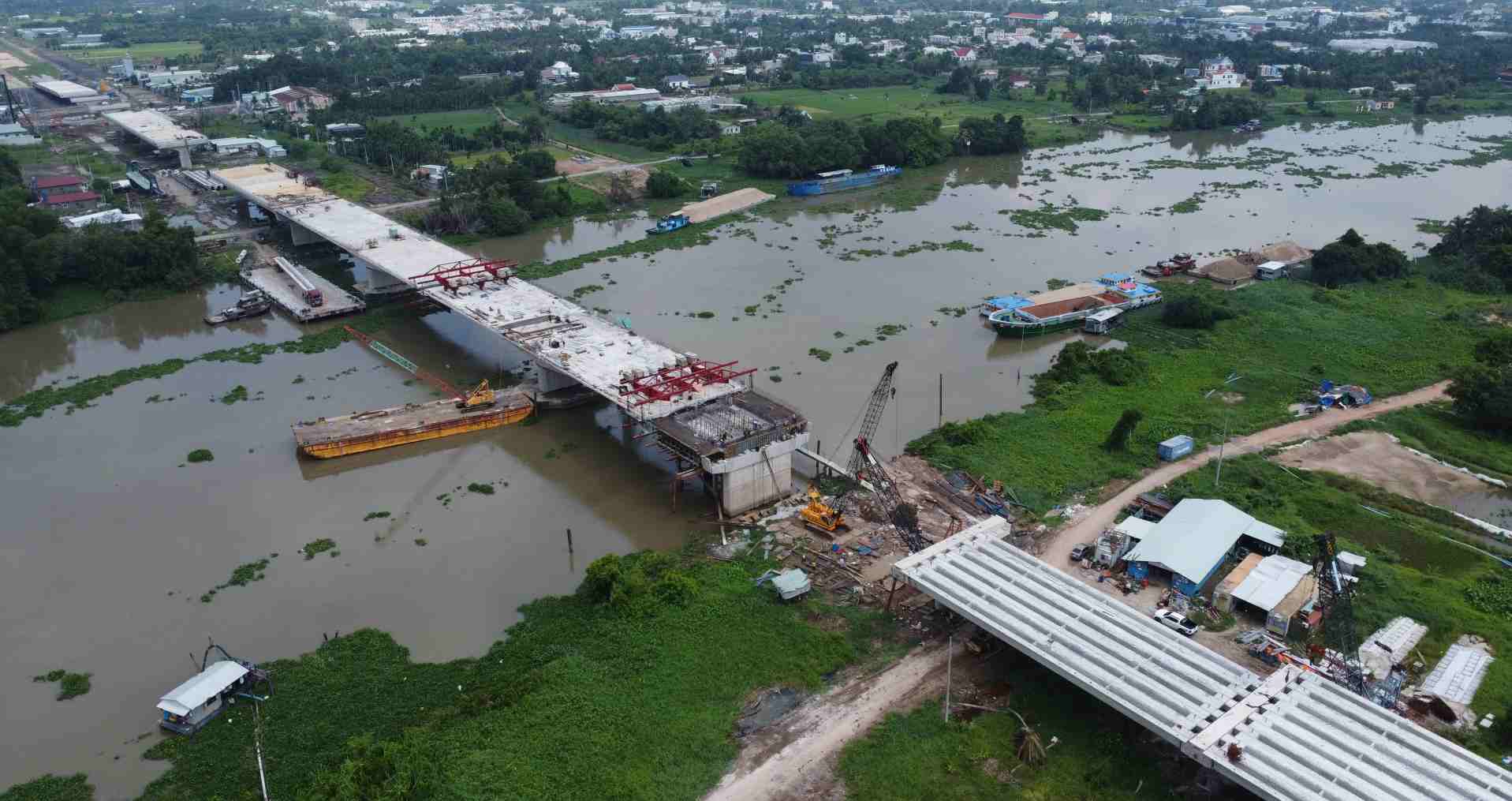 Binh Goi Bridge across the Saigon River is preparing to close. Photo: Dinh Trong