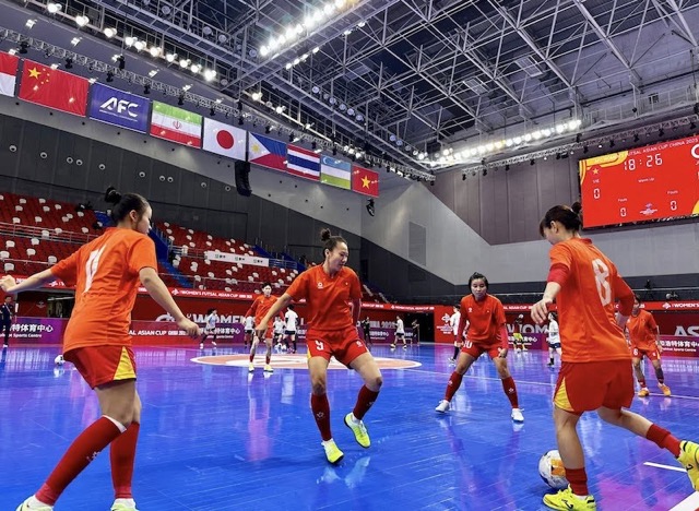 Cac cau thu tuyen futsal nu Viet Nam khoi dong truoc tran. Anh: VFF