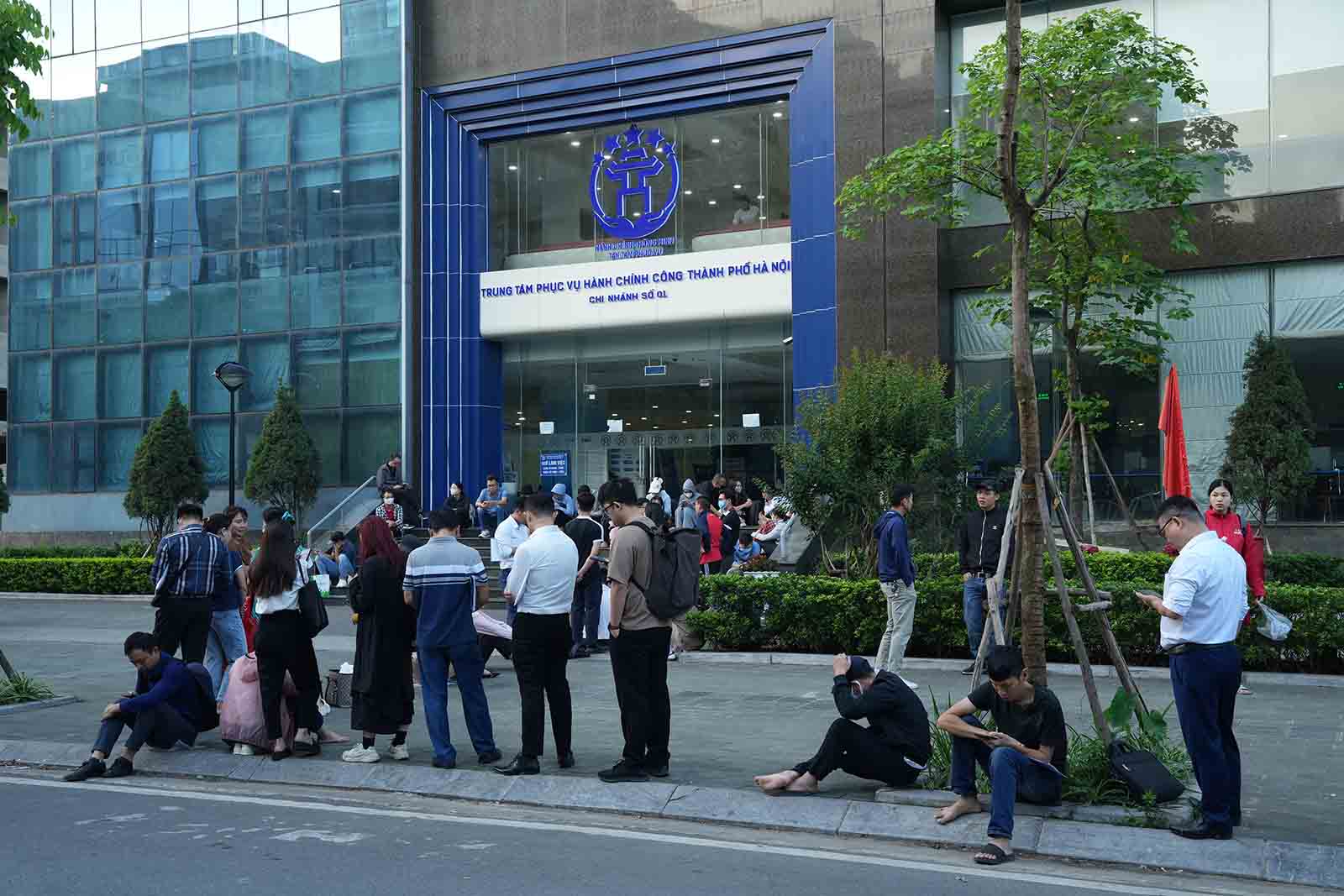 El flujo de personas esperan que el numero de pedido realice procedimientos relacionados con la tierra en Hanoi. Foto: Huu Chanh