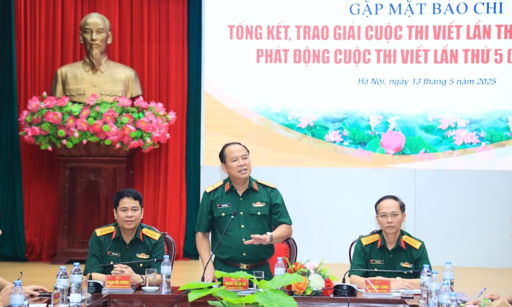 Major General Doan Xuan Bo - Editor-in-Chief of the People's Army Newspaper, Head of the Organizing Committee of the contest wrote about the 4th "Protecting the Party's ideological foundation in the new situation" (2024-2025). Photo: Tran Vuong