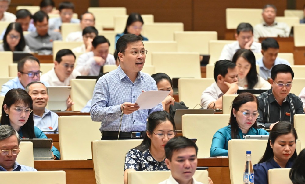 Delegate Nguyen Danh Tu proposed to add the exclusion of disciplinary action for scientific researchers if they fail. Photo: Pham Dong