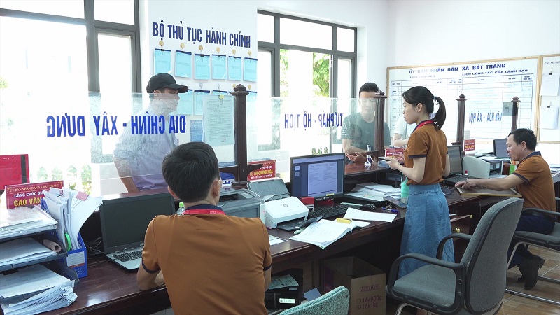 Cadres and civil servants receive citizens and handle administrative procedures in Hai Phong City. Photo: sokhcn.haiphong.gov.vn