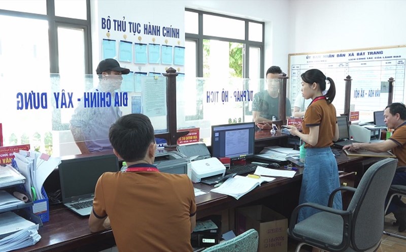 Cadres and civil servants receive citizens and handle administrative procedures in Hai Phong City. Photo: sokhcn.haiphong.gov.vn