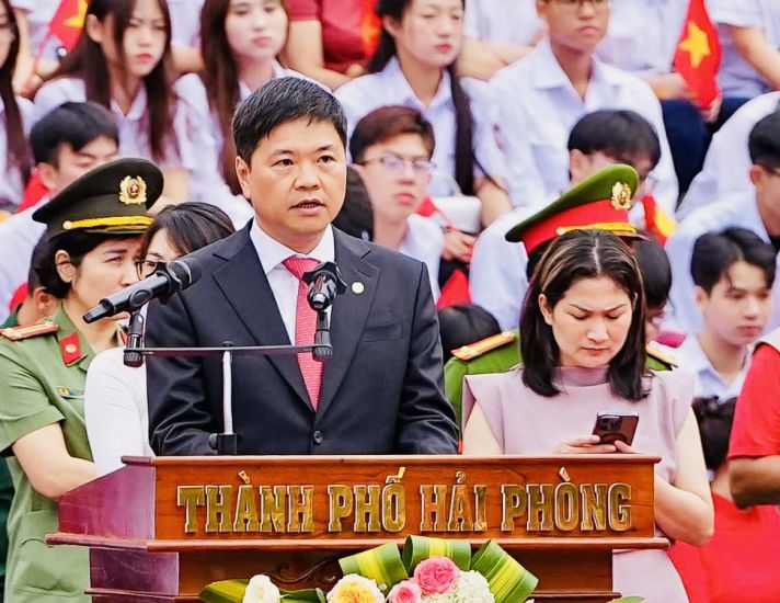 Vice Chairman of Hai Phong City People's Committee Hoang Minh Cuong spoke at the team approval ceremony and parade on May 11. Photo: Mai Dung
