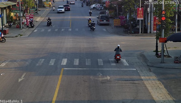 Las motocicletas que cruzan una luz roja en la interseccion de la ciudad de Thang, distrito de Xiuhua, provincia de Baekjeong, son castigadas con una multa de frio. Foto de la Policia de Baekje