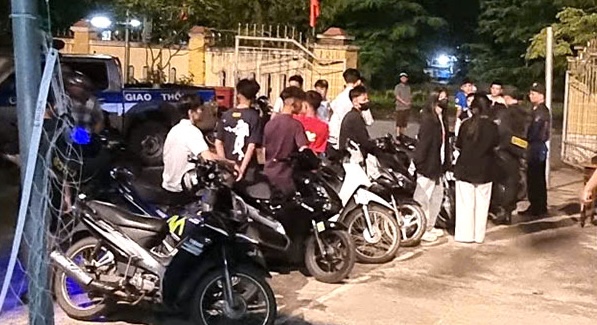 The Mobile Police Department of Quang Binh province handled a series of traffic violations in Phong Nha - Ke Bang. Photo: Mobile Police Department