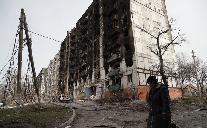 A building in Mariupol (Ukraine) was severely damaged after the fighting. Photo: Xinhua