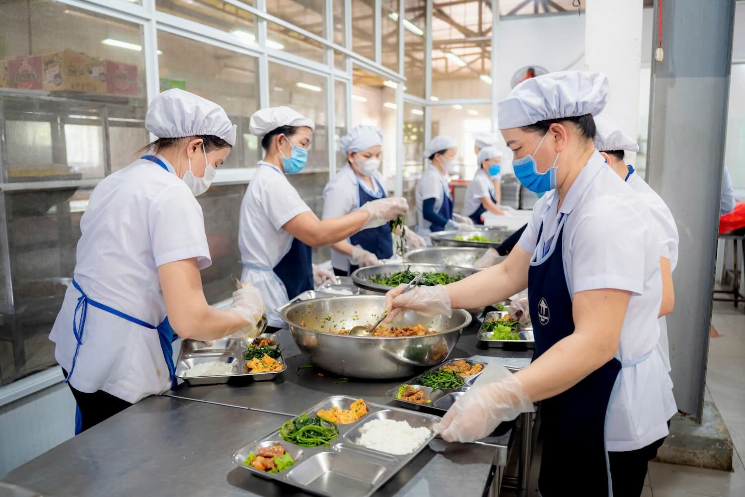 Segun el Departamento de Salud de la ciudad de Hue, desde el 15 de abril hasta la fecha, se han inspeccionado 44 establecimientos en el area, entre ellos 30 cocinas colectivas y 14 establecimientos comerciales que distribuyen productos lacteos y alimentos funcionales. Foto: El hombre de la luna.