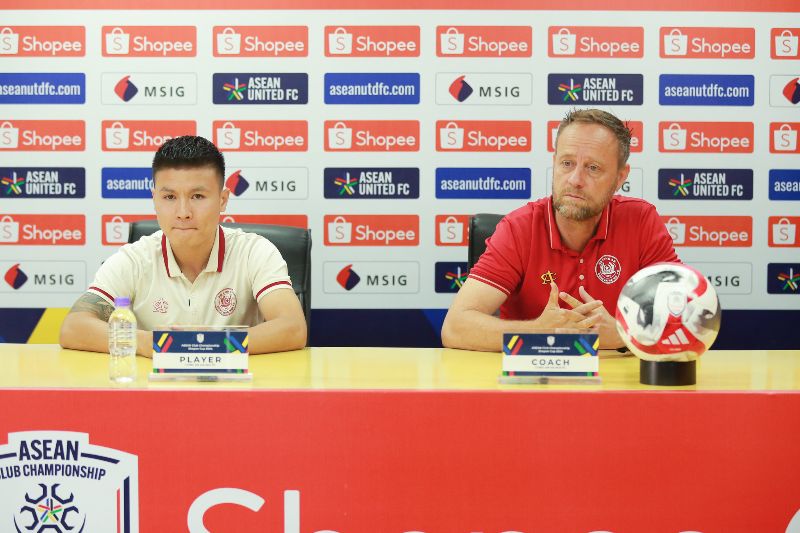 Coaches Polking and Quang Hai (Hanoi Police) attended a press conference before the Southeast Asian Cup C1 final. Photo: CAHN