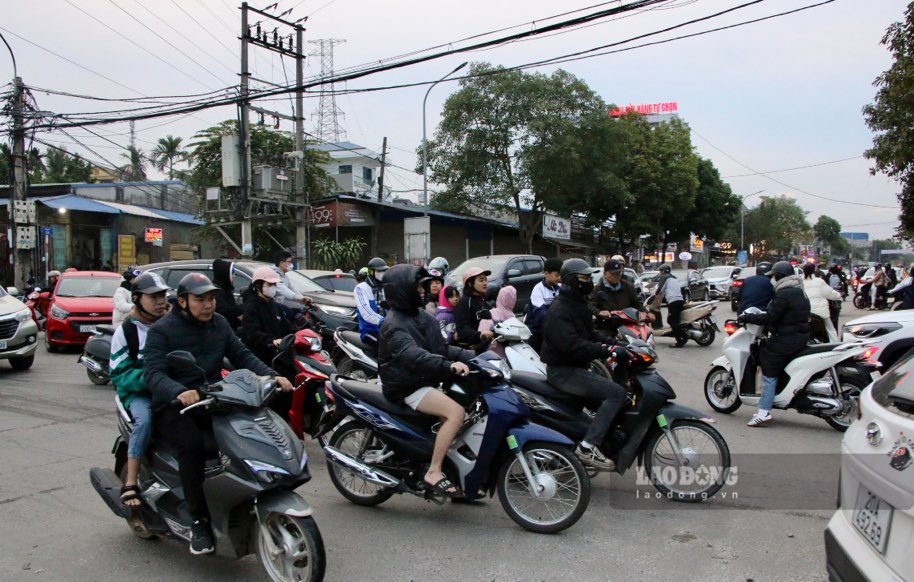 Cac phuong tien chen chuc nhau, nhat la vao thoi diem chieu toi, luc tan tam. Anh: Nguyen Hoan.