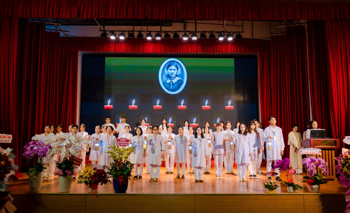 The teaching staff of Hong Bang International University performed the traditional ceremony (feeling to inspire fire) at the ceremony. Photo: Lan Phuong