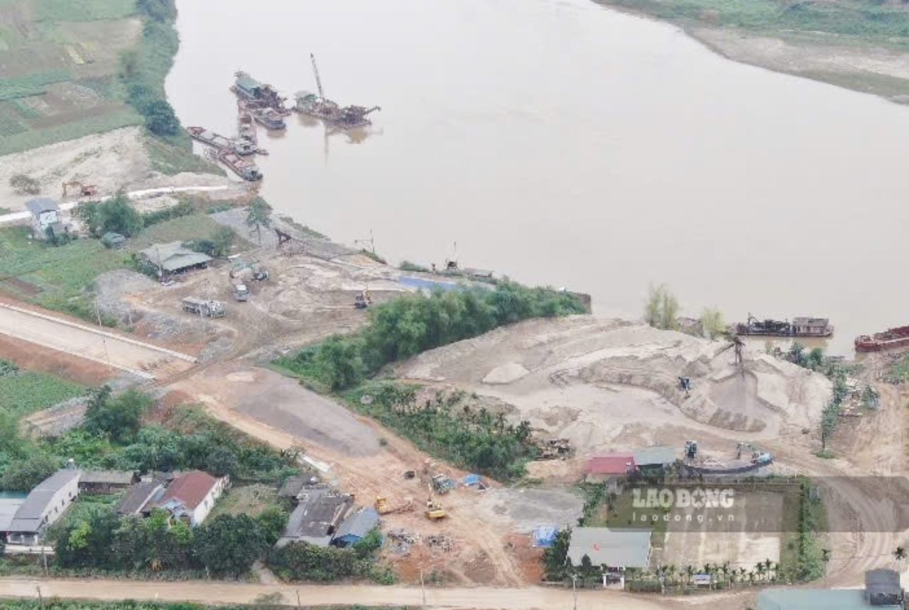 Bãi tập kết của Công ty TNHH Sản xuất - Thương Mại Đức Tuấn và Công ty Mạnh Phát YB. Ảnh: Văn Đức.